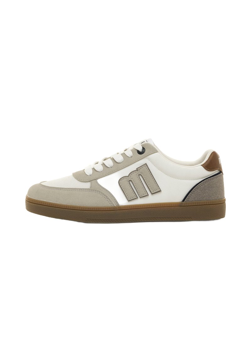 Zapatilla con parte superior de ante beige y cuero sintético blanco, que presenta un acento en el talón marrón y un detalle del logo. Suela de goma con agarre texturizado.