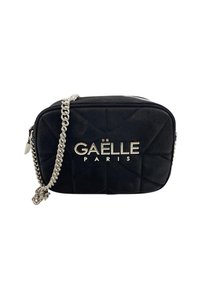 Borsa a tracolla nera trapuntata in pelle, con una catena argentata e il logo metallico "GAËLLE PARIS" sulla parte anteriore. Forma rettangolare.