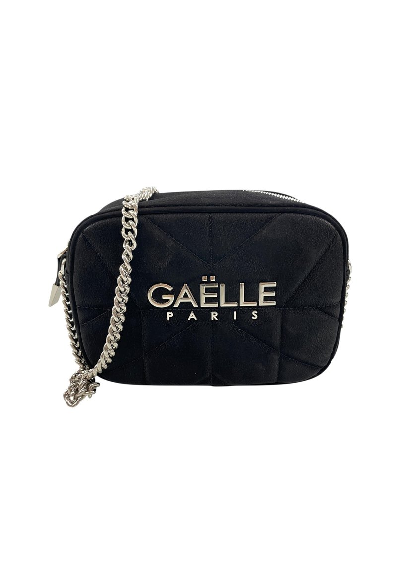 Borsa a tracolla nera trapuntata in pelle, con una catena argentata e il logo metallico "GAËLLE PARIS" sulla parte anteriore. Forma rettangolare.