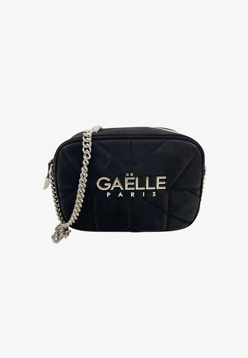Borsa a tracolla nera trapuntata in pelle, con una catena argentata e il logo metallico "GAËLLE PARIS" sulla parte anteriore. Forma rettangolare.