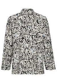 Losse, zwart en crème geblokte shirt met abstracte vormen en lichte blauwe accenten. Heeft een kraag en lange mouwen.