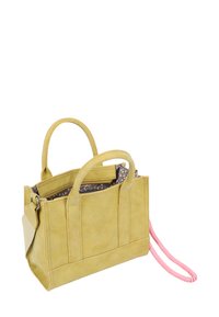 Gelbe Kunstleder-Handtasche mit doppelten Griffen, pinkem geflochtenem Schulterriemen und Innenfutter mit Punkten. Quadratische Form mit Taschen und Reißverschluss.