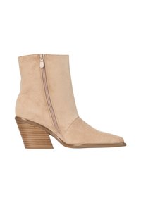 Stivaletto alla caviglia in pelle scamosciata beige con punta appuntita, cerniera laterale e tacco a blocco in legno impilato su sfondo bianco.