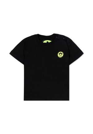 Czarny T-shirt z krótkim rękawem i okrągłym dekoltem, z dwoma zatrzaskami na lewym ramieniu oraz małą neonowożółtą naszywką z uśmiechniętą buźką na piersi.