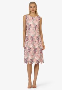 Spitzenkleid mit einem Blumenmuster in Rosa, Lavendel und Grün, mit einer figurnahen Silhouette und knielangem Saum, kurzen Ärmeln und gewellten Kanten.