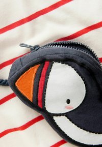 Beutelform einer Papageitaucher mit grauem Stoff, orangen und roten Akzenten und Reißverschluss. Weiche Textur mit gestickten Gesichtsdetails.