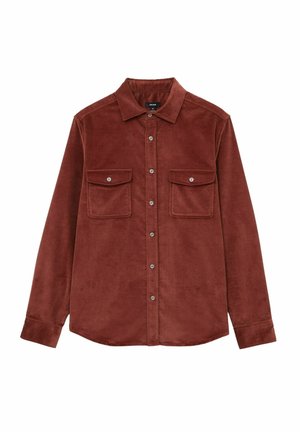 Camisa de pana marrón con cuello abotonado, dos bolsillos en el pecho y cierre frontal con botones. Presenta mangas largas y un dobladillo recto.
