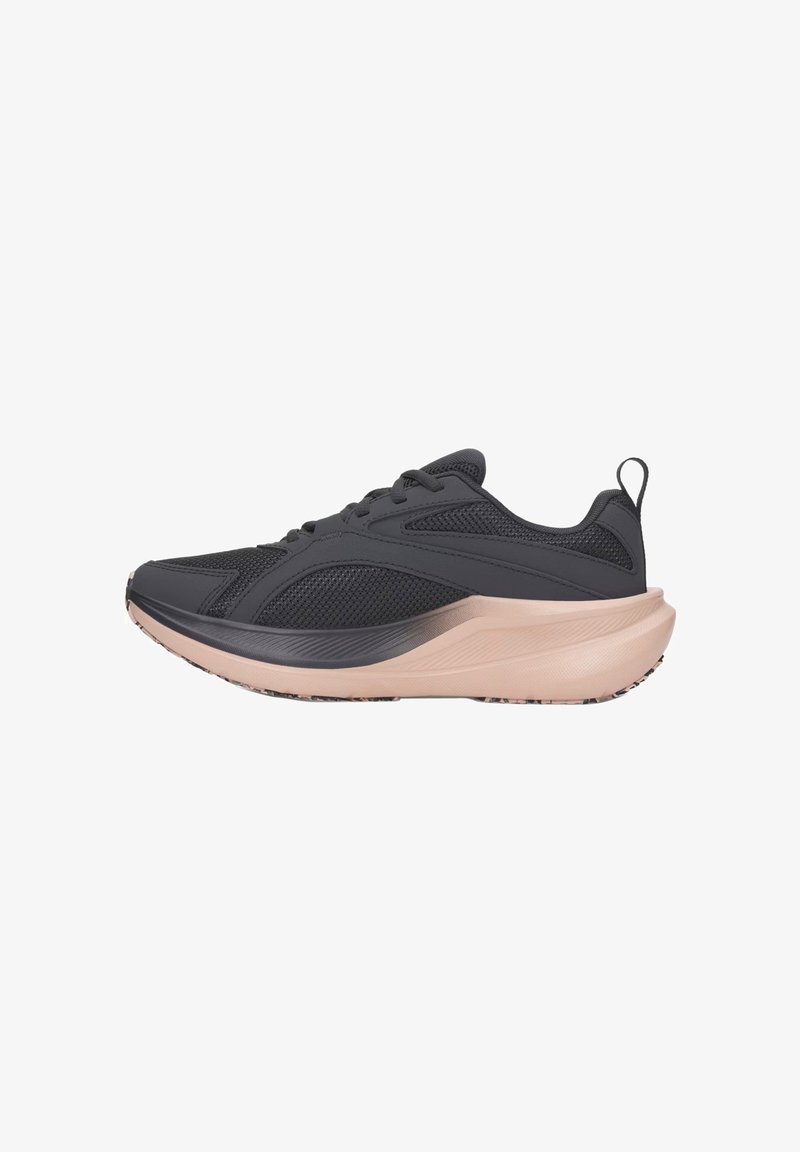 Baskets de sport noires avec dessus en mesh, fermeture à lacets et semelle épaisse beige rembourrée, vues de côté sur fond blanc.