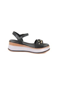Zwarte leren wedge sandalen met verstelbare riem, open teen, decoratieve gouden hardware en een meerlagig platform in wit en bruin.
