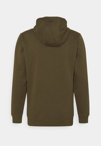 Huvtröja i mörk olivgrön, tillverkad av mjukt material. Har en känguruficka och ribbade mudd samt nederkant, med en enkel design.