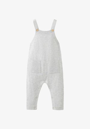 Combinaison tricotée gris clair pour bébé avec poches avant, bretelles fixées par des boutons en bois et pressions le long des jambes intérieures.