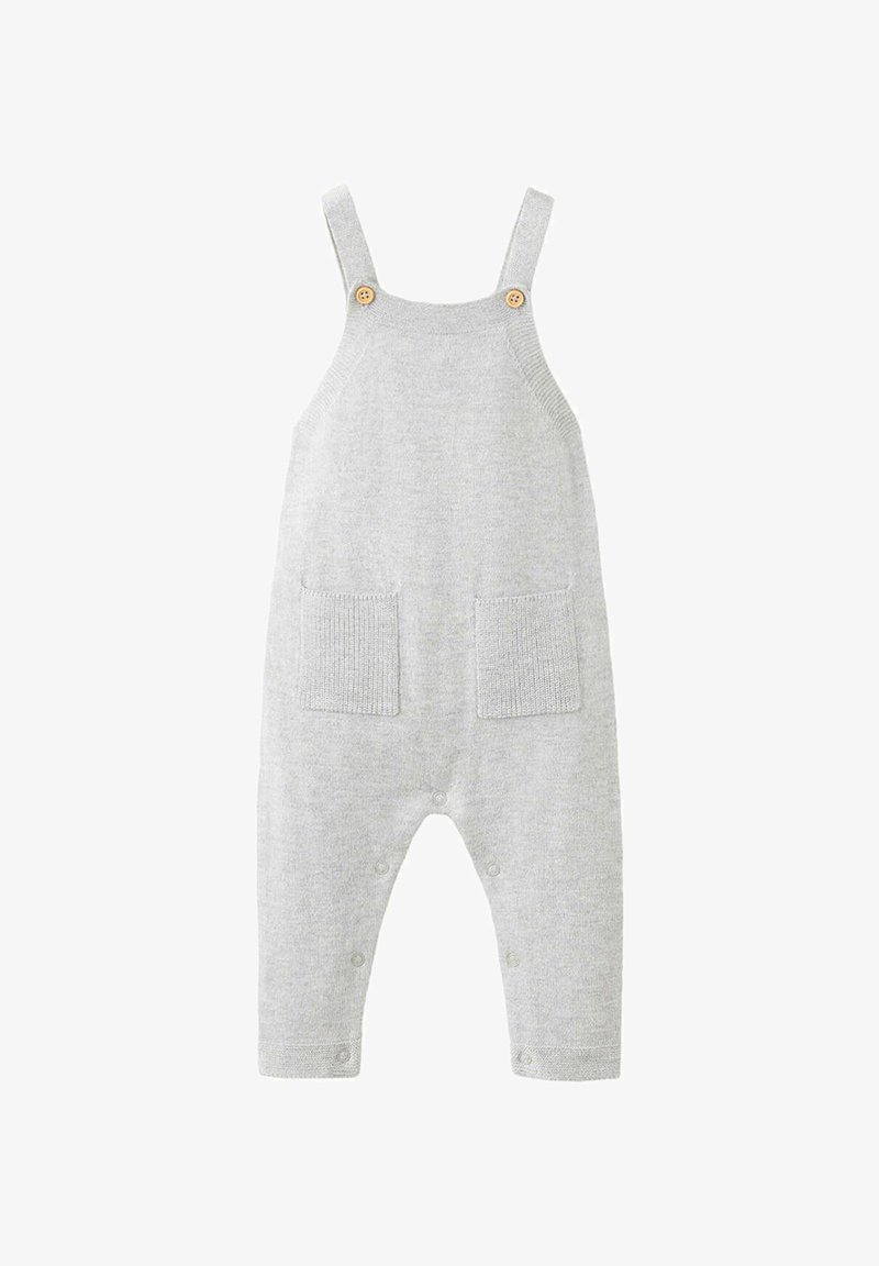 Combinaison tricotée gris clair pour bébé avec poches avant, bretelles fixées par des boutons en bois et pressions le long des jambes intérieures.