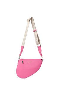 Borsa a spalla in pelle rosa con forma semicircolare, caratterizzata da una superficie testurizzata, una tracolla beige a contrasto con logo stampato e hardware in metallo.