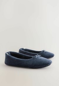 Tumedast sinine korduroy baleriina tüüpi kingad koos ümarate varvastega, esiosas hõrn nööpidetail ja sujuv sisekatted. Lame kummist tallaga.