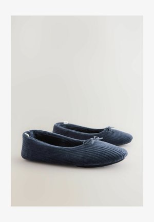 Tumši zilo samta baleta kurpes ar noapaļotu purngalu, maigu loku uz priekša un gludu iekšējo oderi. Plakans gumijas zole.