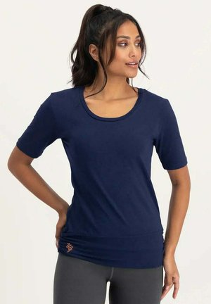 Marineblaue kurzärmlige T-Shirt aus weichem Stoff, mit rundem Ausschnitt und gerafftem Saum mit kleinem Logoakzent.