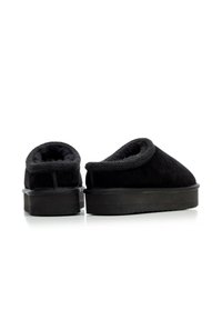 Černé semišové pantofle s plyšovou podšívkou, zaoblenou špičkou a silnou gumovou podrážkou. Mají jednoduchý design bez dalších zdobení či vzorů.