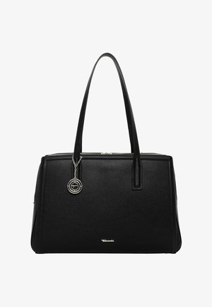 Schwarze rechteckige Ledertasche mit doppelten Schulterriemen, einem silbernen runden Anhänger und einem kleinen Metall-Markenlogo auf der Vorderseite.