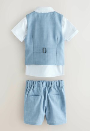 Gaiši zils veste ar jostas detaļu, balta kreklmaize ar apkakli un atbilstoši šorti. Šortiem ir elastīgs jostas vieta un aizmugurējās kabatas.