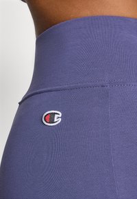 Violet aukštos juosmens tampraus audinio leginai, su maža išsiuvinėta logo šone. Puikiai siūtos siūlės.