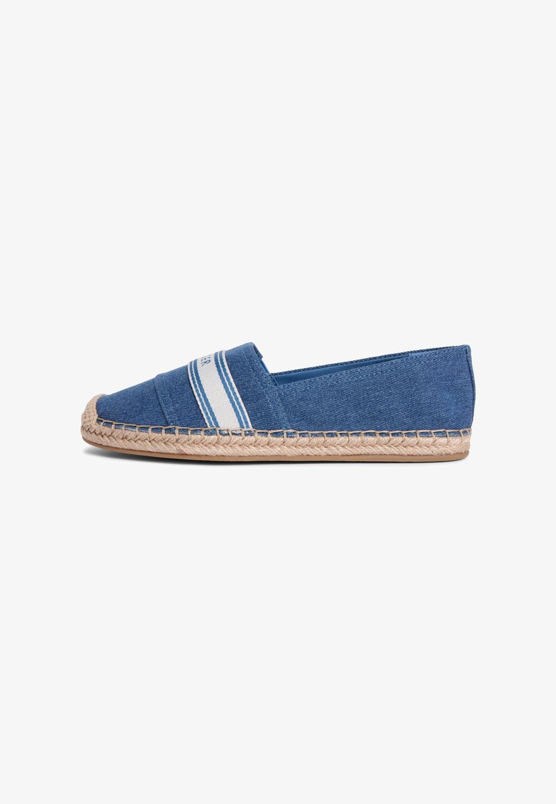 Espadrille en denim bleu à enfiler avec semelle en jute tressée beige et accent rayé blanc sur le dessus, vue de côté sur fond blanc.