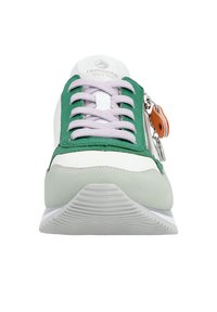Vue de face d'une basket blanche et verte avec des lacets violet clair, une fermeture éclair sur le côté et une petite languette en cuir orange.