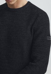 11 Project Pullover - black