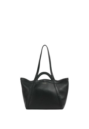 Borsa tote in pelle nera con finitura testurizzata, parte superiore curva e doppio manico. Presenta cuciture visibili e un design minimalista.
