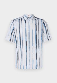Koszula z krótkim rękawem na guziki w jasno niebieskim i białym kolorze z pionowymi paskami w różnych odcieniach niebieskiego i ciemnymi akcentami. Teksturowany materiał.