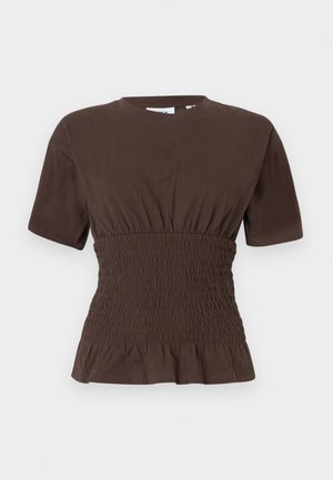 Rjava bombažna majica s kratkimi rokavi, nabrano sredino in valovitim robom. Preprost okrogel izrez in gladka tekstura.