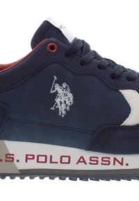 Sneaker blu navy con tomaia in suede liscia, dettagli bianchi, suola in gomma testurizzata e logo di un giocatore di polo in argento sul lato.