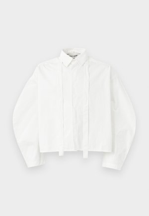 Chemise blanche à manches longues et col, au design court. Présente une patte de boutonnage à l'avant avec des lacets et un logo brodé discret sur la poitrine.