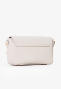 Borsa a mano rettangolare grigia chiara in materiale testurizzato, con chiusura a patta e dettagli in metallo dorato. Design compatto con bordi arrotondati.