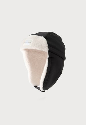 Schwarze Winter-Trappermütze mit weißem Fleecefutter und Ohrenklappen, vor neutralem Hintergrund dargestellt. Auf der Vorderseite befindet sich ein Etikett mit dem Calvin Klein Jeans Logo.