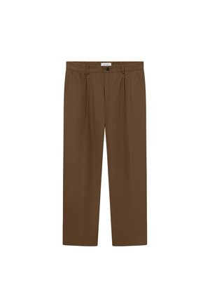 Pantaloni marroni su misura realizzati in tessuto morbido, con una vita piatta, due tasche laterali e una chiusura a bottoni singolo in vita.