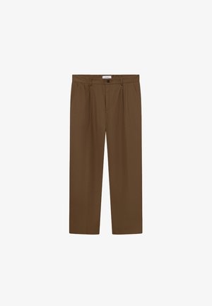 Pantaloni marroni su misura realizzati in tessuto morbido, con una vita piatta, due tasche laterali e una chiusura a bottoni singolo in vita.