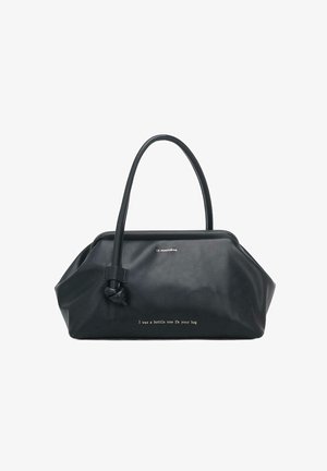 Borsa nera con un design strutturato, realizzata in materiale sintetico. Presenta un dettaglio a nodo sul manico e una scritta stampata sul davanti.