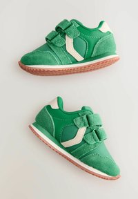 Zielone sneakersy wykonane z połączenia zamszu i siateczki. Posiadają dwie rzepy i biały akcent po boku. Gumowa podeszwa z teksturowanym wzorem.