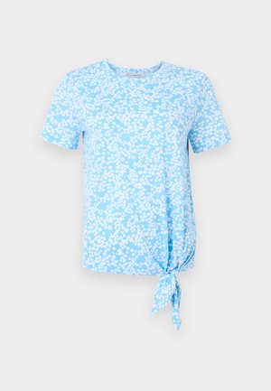 Helles blaues T-Shirt mit kurzen Ärmeln, das ein weißes Blumenmuster aufweist und auf der linken Seite am Saum eine Knoten-Details hat.