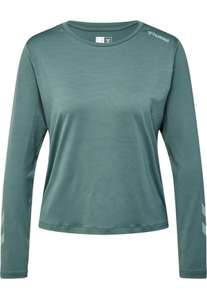 Langsleeve shirt in gedempt groen, gemaakt van zacht materiaal. Heeft een subtiele logo op de schouder en een lichtgekleurde chevronpatroon op de mouwen.