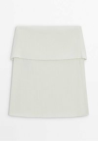 Gonna plissettata bianca sporca con cinturino piegato, caratterizzata da una texture liscia e bordi puliti, progettata per una silhouette aderente.