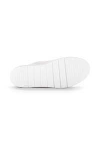 Witte sneakerzool met een gestructureerd rubberen oppervlak, met horizontale ribbels en subtiele branding. Vlak profiel met een rond te ontwerp.