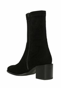 Stivale alla caviglia in suede nero con tacco a blocco, cerniera laterale, texture liscia e design aderente. Il tacco è robusto e di forma quadrata.