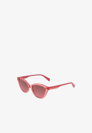 Czerwone przezroczyste okulary przeciwsłoneczne w kształcie kocich oczu z gradientowymi soczewkami i detalami logo na ramionach. Solidna plastikowa oprawa o eleganckim designie.