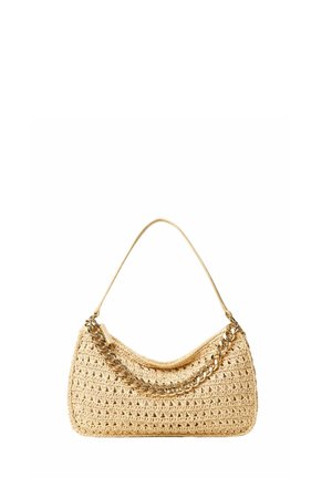 Borsa intrecciata beige con una singola tracolla e una catena decorativa dorata, mostrata su sfondo bianco.