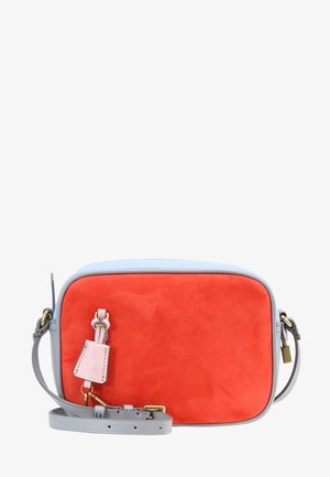 Rechthoekige crossbodytas met felrood voorpaneel, lichtgrijze randen en band, en een kleine roze label aan de voorkant bevestigd.