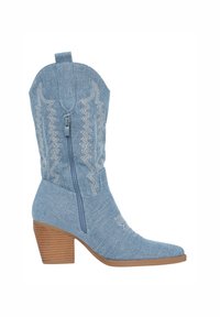 Niebieskie dżinsowe kowbojki z wąskim noskiem, wytłoczonymi wzorami szycia, bocznym zamkiem błyskawicznym oraz teksturowanym brązowym obcasem w kształcie bloku.