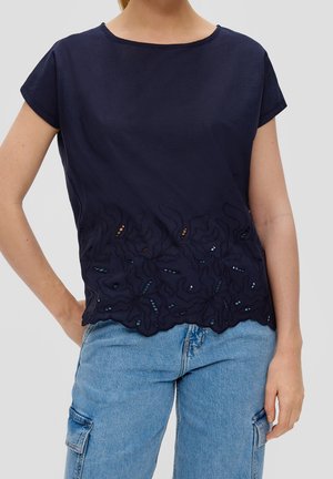 Laivastonsininen lyhythihainen paita, jossa aaltoileva helma, kukkaompeleita ja helmikirjailuja alaosassa. Pehmeä kangas.