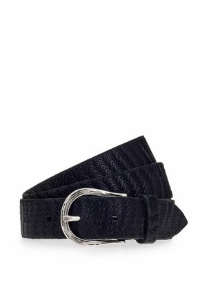 Czarny skórzany pasek z tłoczonym wzorem szewrona i srebrną fakturowaną metalową klamrą, ułożony w spiralę na białym tle.