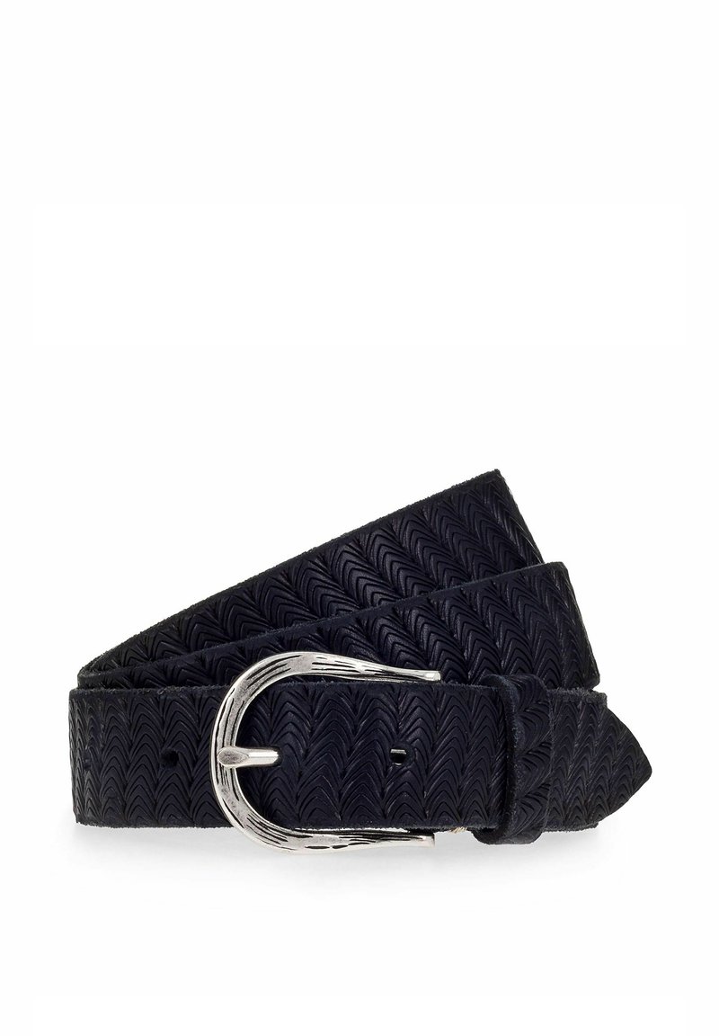 Ceinture en cuir noir avec motif chevron en relief et boucle en métal argenté texturée, enroulée sur un fond blanc.